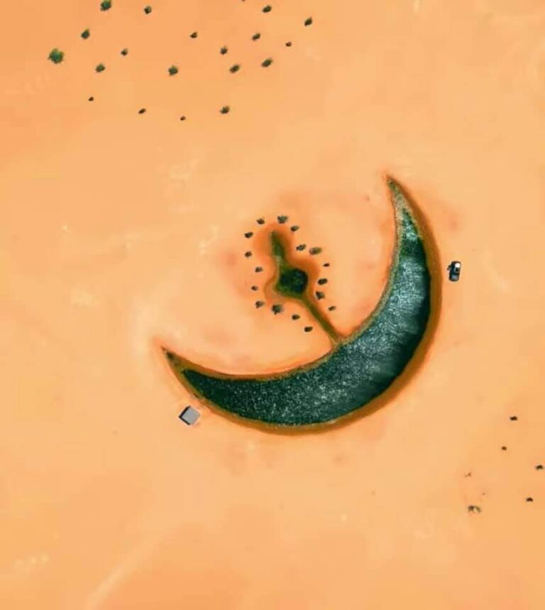 Discover the Enchantment Moon-Shaped Lake in Dubai